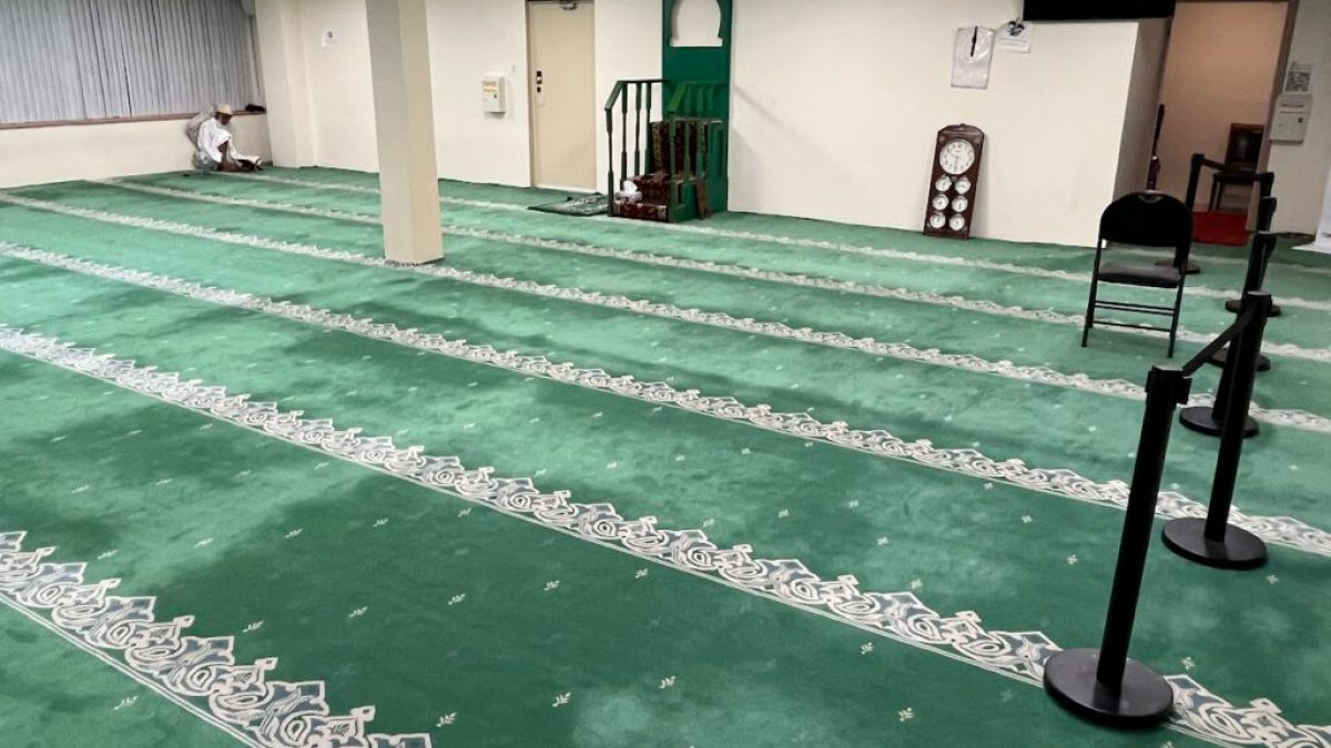 السلطات الفرنسية تغلق مسجد التقوى قرب باريس ستة أشهر وإدارته ترفض الاتهامات