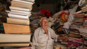 تسعيني في حلب يجمع مليون كتاب وينتظر خبراً عن ابنه المختفي منذ 2012
